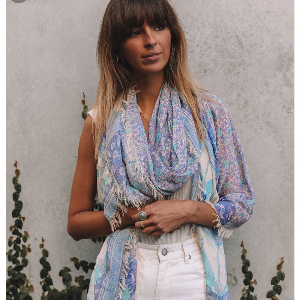 ISO *not selling* looking 4 Xanadu or oracle scarf
